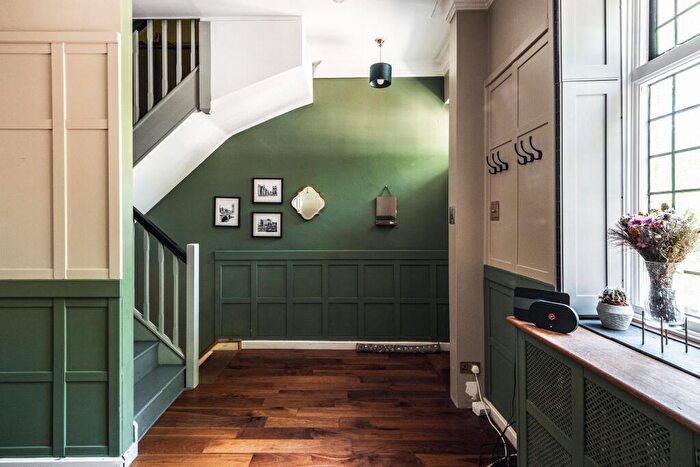 2 Bedroom End Of Terrace House To Rent In Mile End Road, London, E1