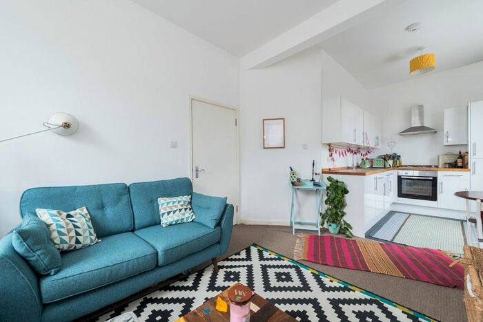 2 Bedroom Flat To Rent In Friendly Street, London, Greater London, SE8