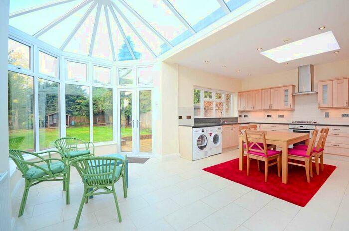 4 Bedroom Bungalow To Rent In Matlock Way, New Malden, KT3