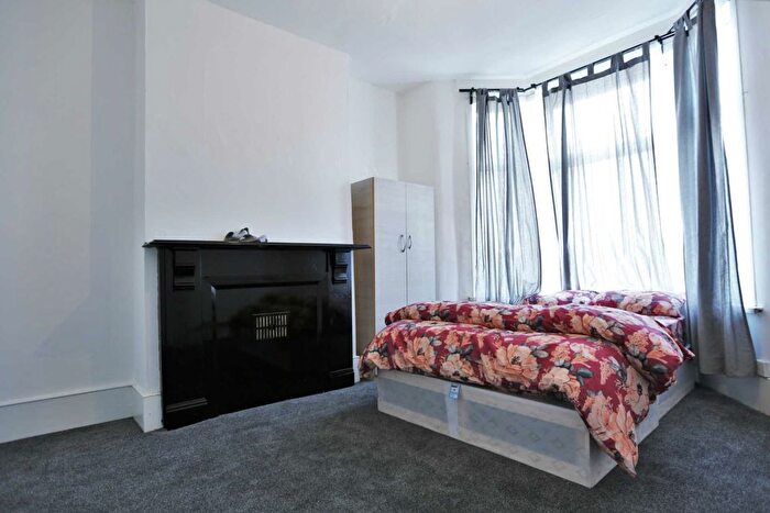 2 Bedroom Flat For Sale In Green Street, London, E13