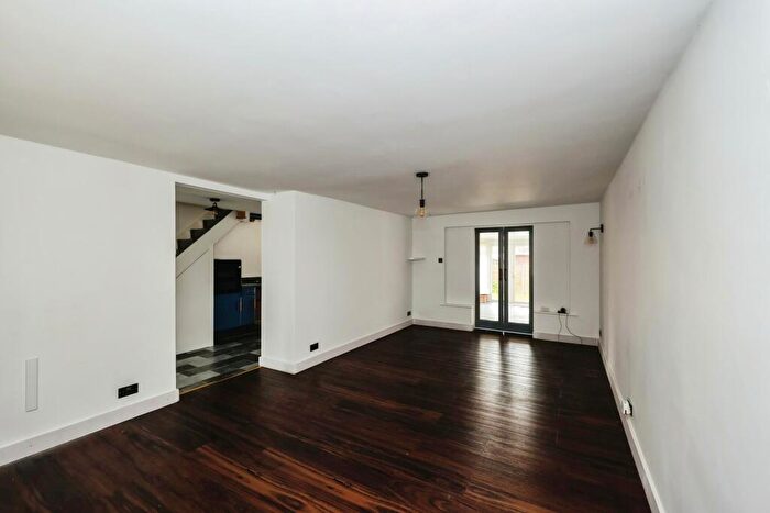 3 Bedroom Semi-Detached House For Sale In Wheatsheaf Drive, Waterlooville, Hampshire, PO8