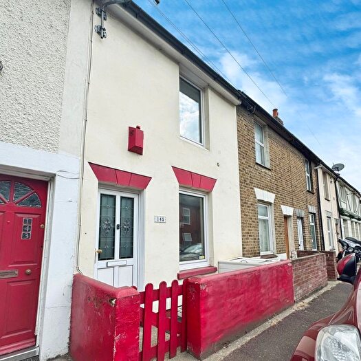 2 Bedroom Flat To Rent In Thorold Road, Chatham, ME5