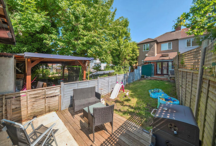 2 Bedroom Maisonette For Sale In Townsend Lane, London, NW9