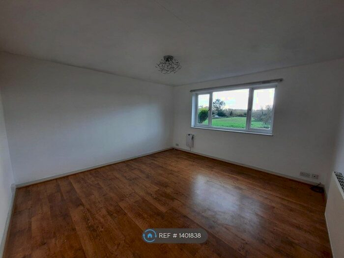 2 Bedroom Flat To Rent In Park Street, Colnbrook, SL3