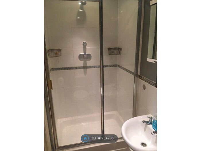 2 Bedroom Flat To Rent In Clarendon Court, Morden, SM4
