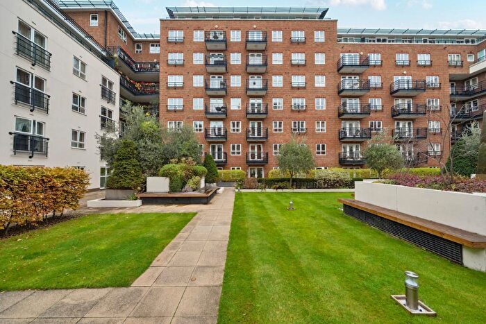 2 Bedroom Flat To Rent In Seven Kings Way, Royal Quarter, Kingston Upon Thames, KT2