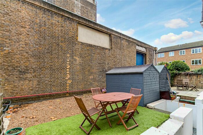 2 Bedroom Flat To Rent In Clapham Common South Side, Clapham Common, SW4