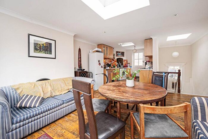 3 Bedroom Maisonette For Sale In Hoxton Street, Hoxton, London, N1