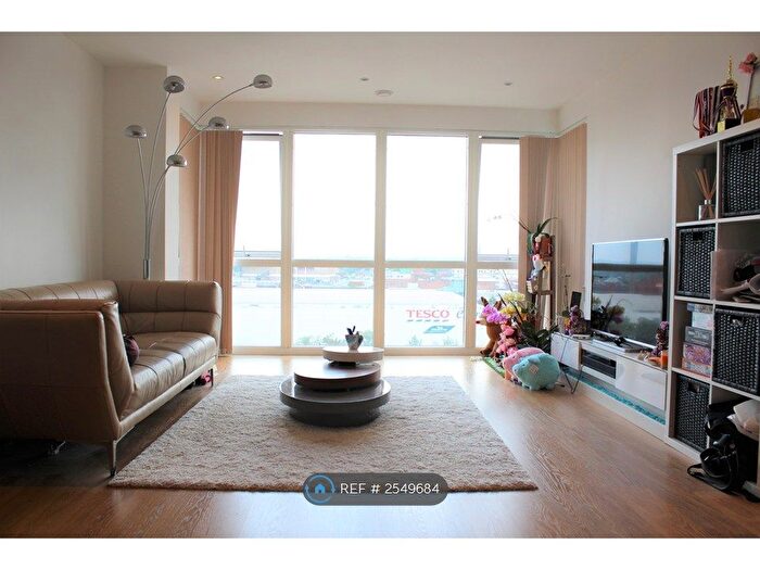 2 Bedroom Flat To Rent In Railway Terrace, Slough, SL2