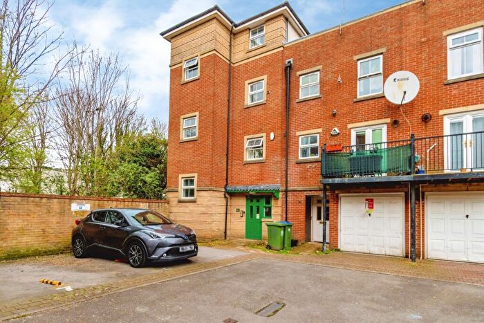 2 Bedroom Flat For Sale In Winton Street, Southampton, Hampshire, SO14