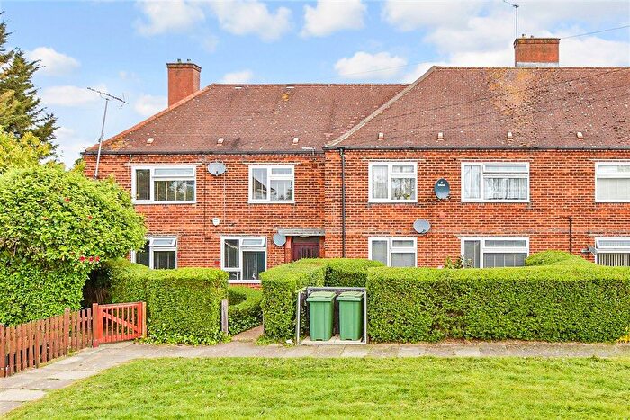 2 Bedroom Flat For Sale In Pollard Close, Chigwell, Essex, IG7