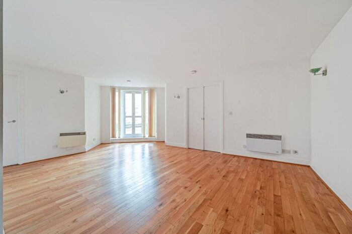2 Bedroom Flat To Rent In Commercial Road, , Aldgate, London, E1