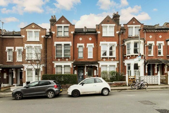 2 Bedroom Flat To Rent In Comyn Road, London, SW11