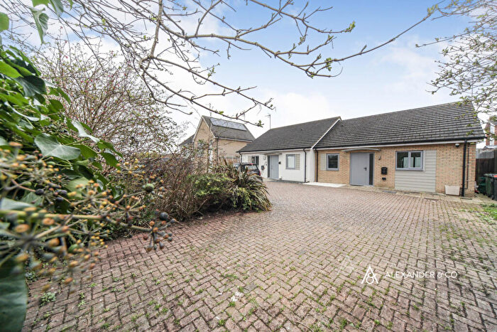 2 Bedroom Bungalow To Rent In Creasey Park Drive, Dunstable, Bedfordshire, LU6