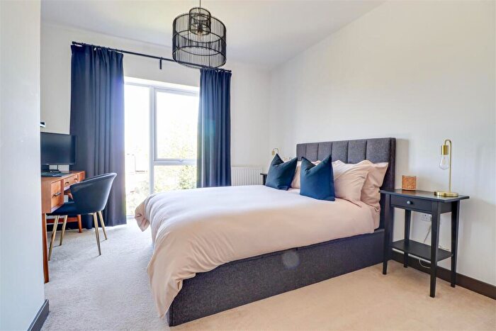 2 Bedroom Flat For Sale In Fairfax Drive, Westcliff-On-Sea, SS0