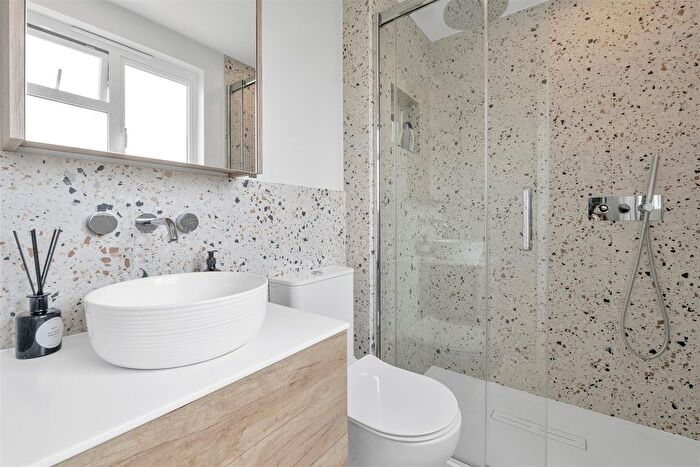 4 Bedroom Semi-Detached House For Sale In Barnfield Road, Harpenden, AL5