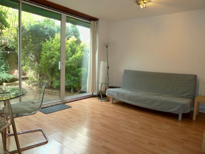 3 Bedroom Maisonette To Rent In Hare Walk, Hoxton, London, N1