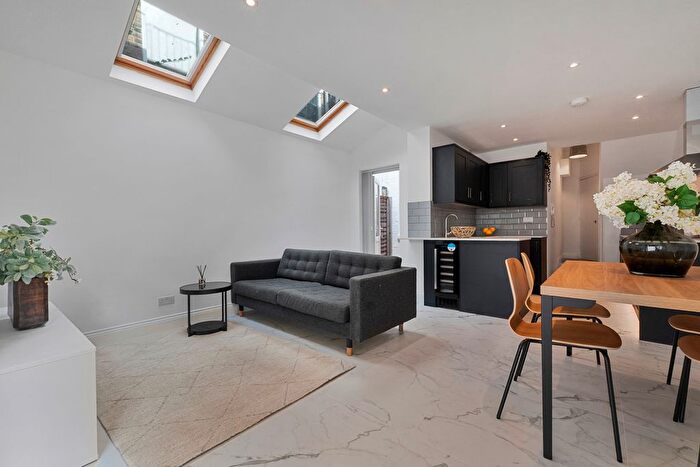 2 Bedroom Flat To Rent In Crimsworth Road, London, SW8