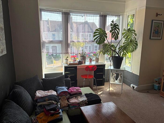 3 Bedroom Flat To Rent In Anerley Road, Westcliff-on-sea, Southend-on-sea, SS0