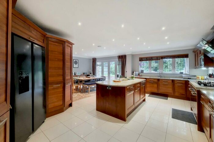 4 Bedroom Semi-Detached House To Rent In Court Road, Eltham, London, SE9