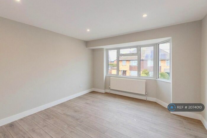 Studio To Rent In Meadow Way, Addlestone, KT15