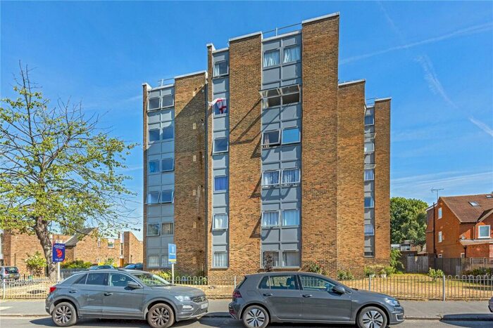 1 Bedroom Flat To Rent In Grenside Road, Weybridge, Surrey, KT13