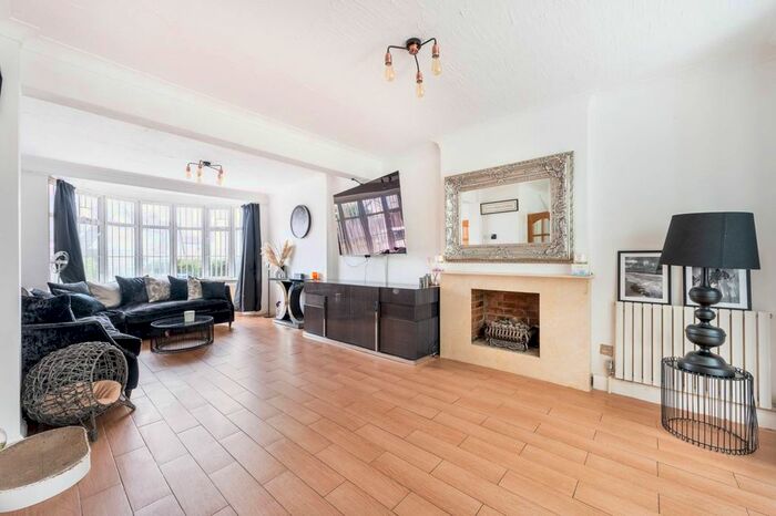 5 Bedroom Detached House For Sale In Cavendish Avenue, Harrow, HA1