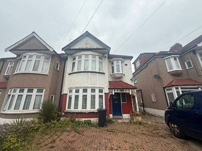 3 Bedroom Terraced House To Rent In Highwood Gardens, Ilford, IG5