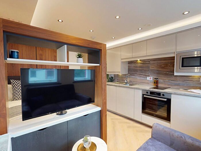 Apartment To Rent In Apt, Live Oasis Piccadilly #, M1