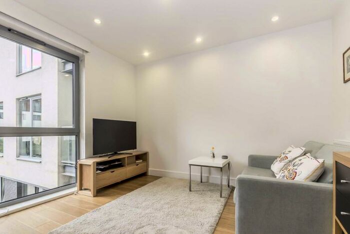 Flat To Rent In Christian Street, Aldgate, E1