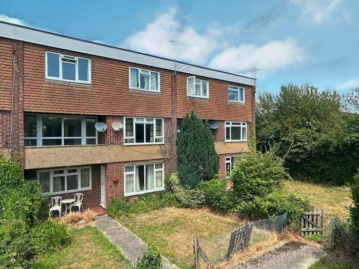 2 Bedroom Flat To Rent In Weydon Lane, Farnham, GU9