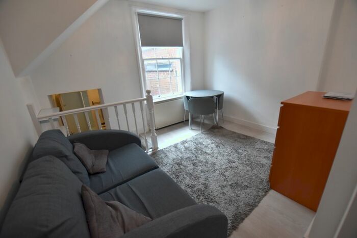 Studio To Rent In Oaklands Grove, London, W12