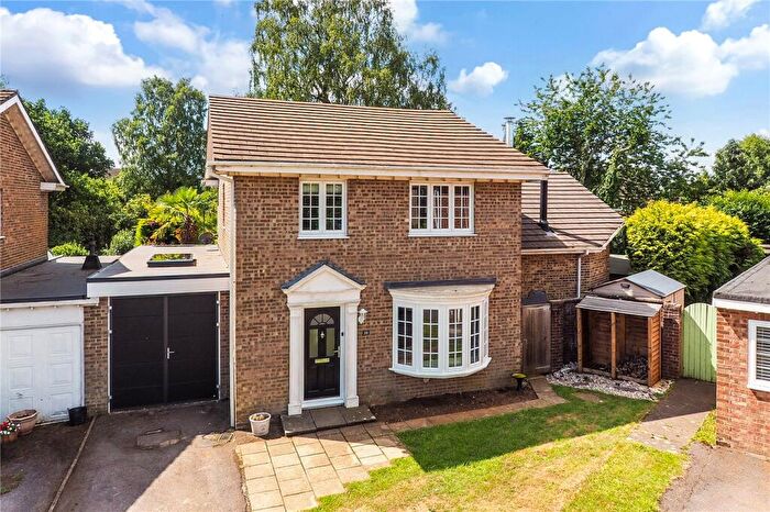 4 Bedroom Link Detached House For Sale In Selborne Close, Petersfield, Hampshire, GU32