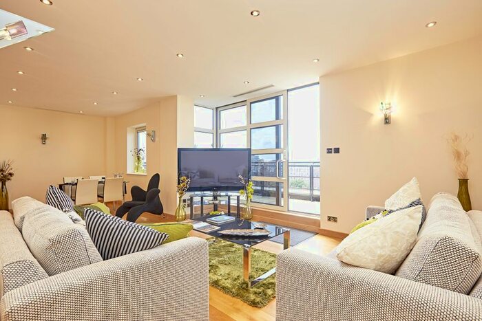3 Bedroom Flat To Rent In Consort Rise, - Buckingham Palace Road, Belgravia, SW1W