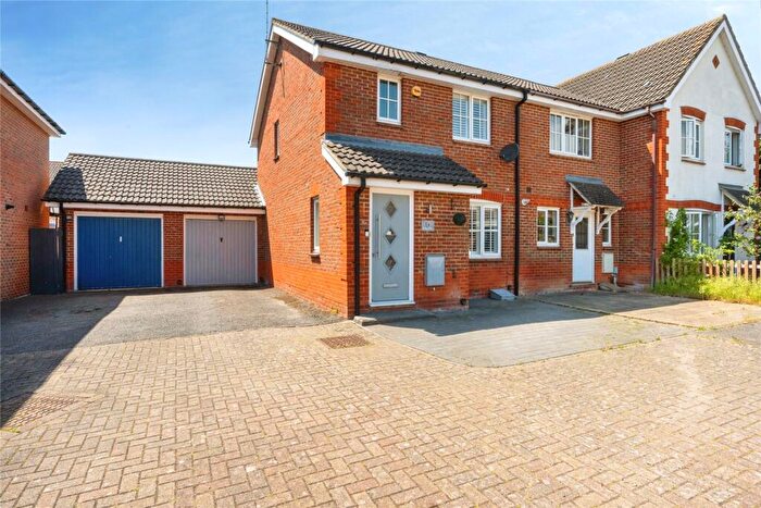 3 Bedroom End Of Terrace House For Sale In Bishop Close, Leighton Buzzard, Bedfordshire, LU7