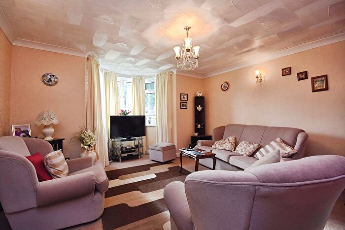 2 Bedroom Flat For Sale In Albany Road, Pilgrims Hatch, Brentwood, CM15