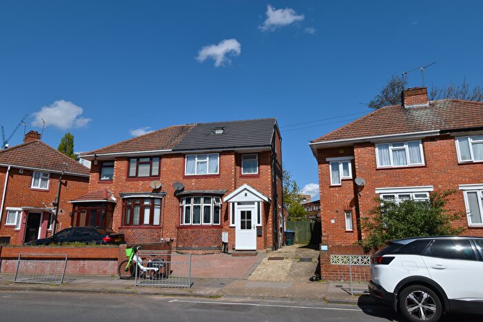5 Bedroom Semi-Detached House To Rent In Wembley, HA0