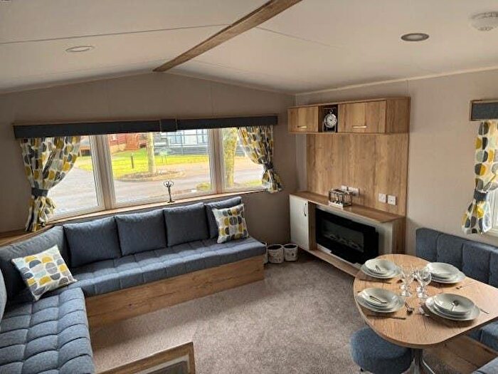 2 Bedroom Mobile/park Home For Sale In Crantock, Newquay, TR8