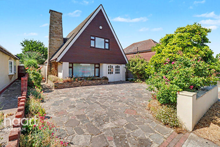 3 Bedroom Detached House For Sale In Allen Road, Rainham, RM13