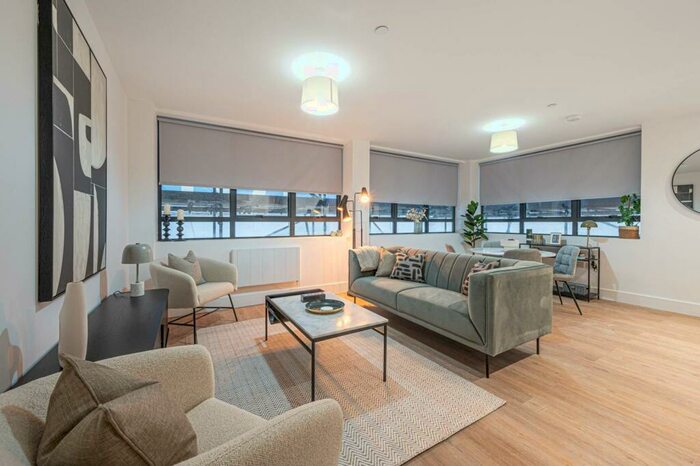 2 Bedroom Flat To Rent In Steeplemount House, Enfield, EN2