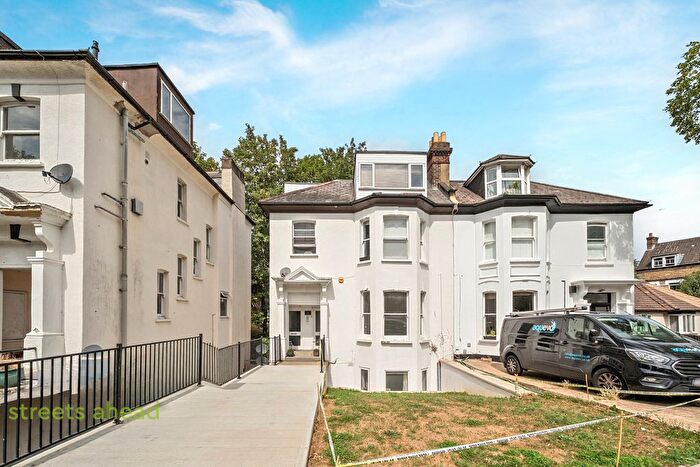 3 Bedroom Flat To Rent In Victoria Crescent, London, SE19