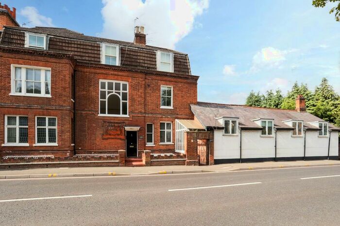 2 Bedroom Maisonette To Rent In Portsmouth Road, Esher, Surrey, KT10