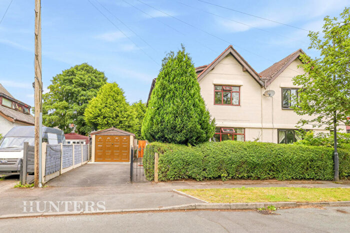 3 Bedroom Semi-Detached House For Sale In Green Lane, Oldham, OL8