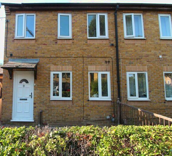 3 Bedroom Semi-Detached House To Rent In Camelot Close, London, SE28