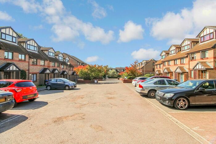 2 Bedroom Flat To Rent In Viewfield Close, Kenton, Harrow, HA3