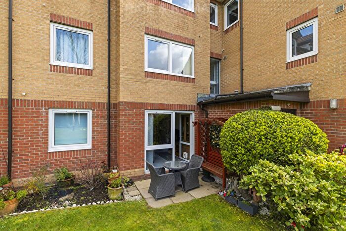 1 Bedroom Flat For Sale In Badgers Court, Epsom, KT17