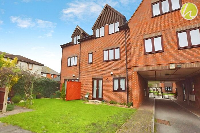 1 Bedroom Flat To Rent In Flat, Rosslyn Court, Runnymede Road, Stanford Le Hope, Essex, SS17