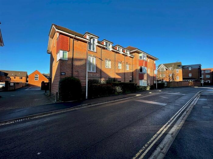 2 Bedroom Flat To Rent In Oddfellows Road, Newbury RG14