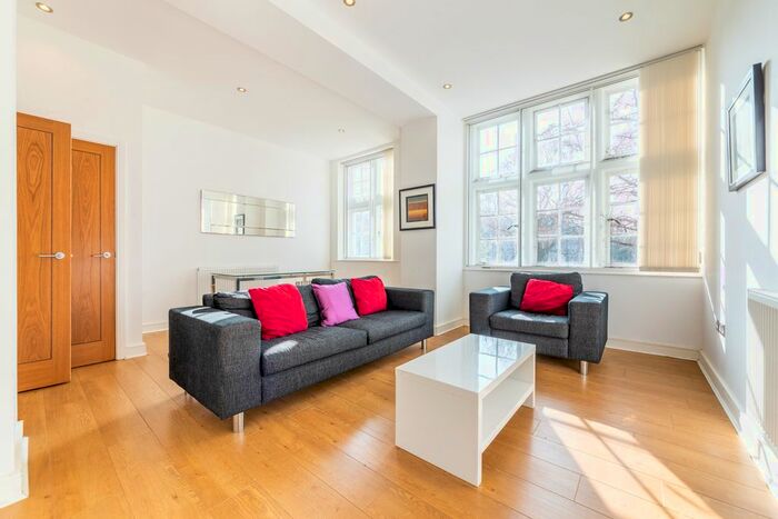 3 Bedroom Flat To Rent In Marianne Close, Camberwell, London, SE5
