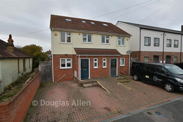 3 Bedroom Semi Detached House For Sale In South Street, Rainham, Essex, RM13